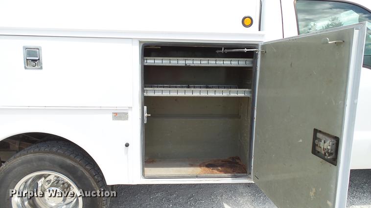 image for item DD7297 2006 Ford F350 Super Duty XL utility bed pickup truck