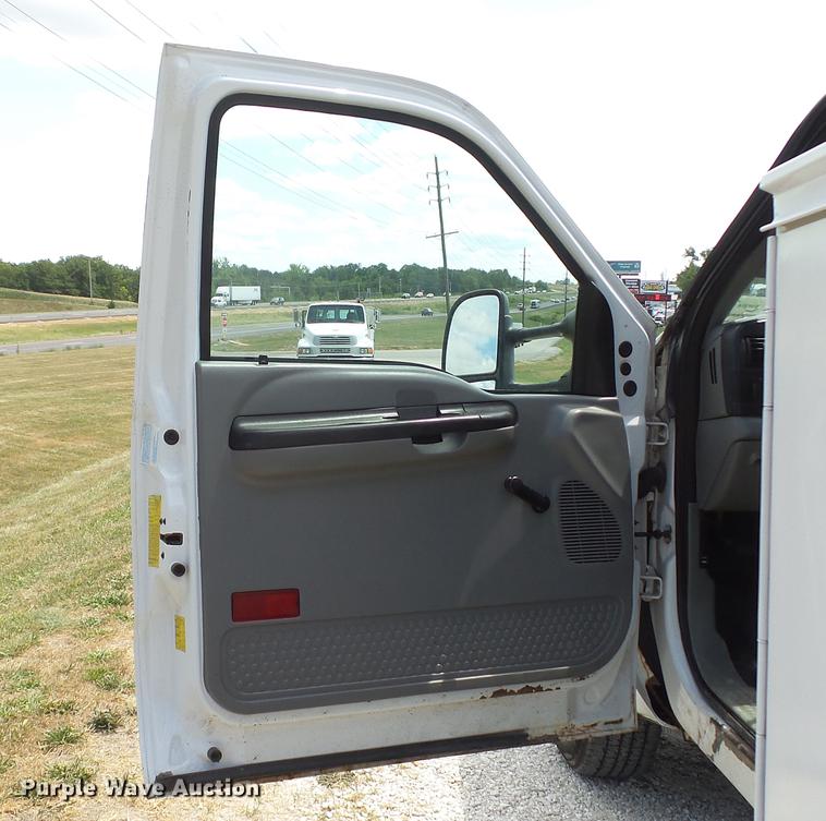 image for item DD7297 2006 Ford F350 Super Duty XL utility bed pickup truck