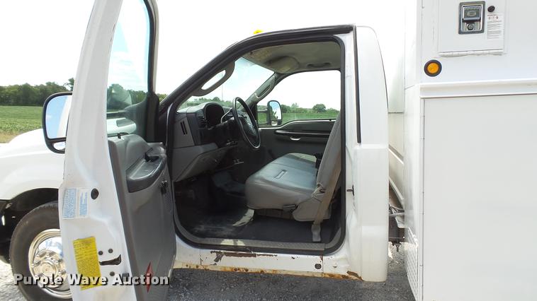 image for item DD7297 2006 Ford F350 Super Duty XL utility bed pickup truck