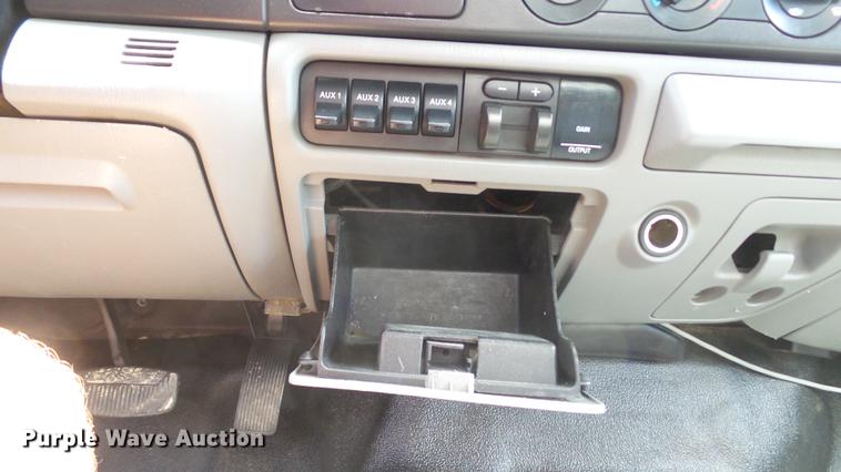 image for item DD7297 2006 Ford F350 Super Duty XL utility bed pickup truck