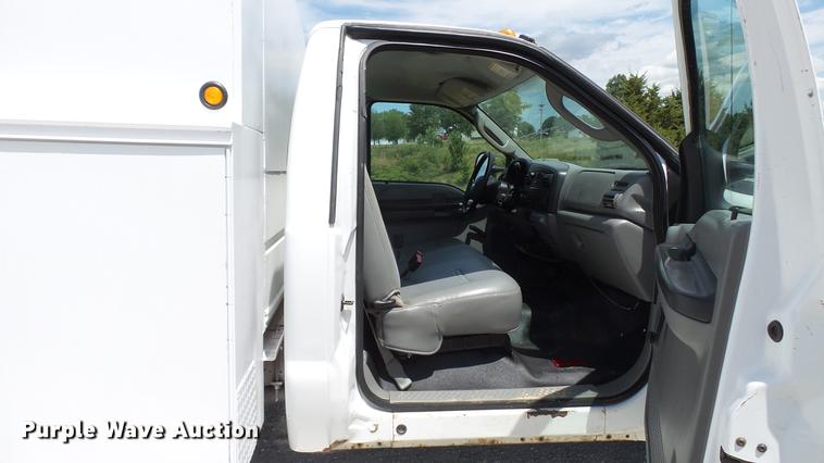 image for item DD7297 2006 Ford F350 Super Duty XL utility bed pickup truck