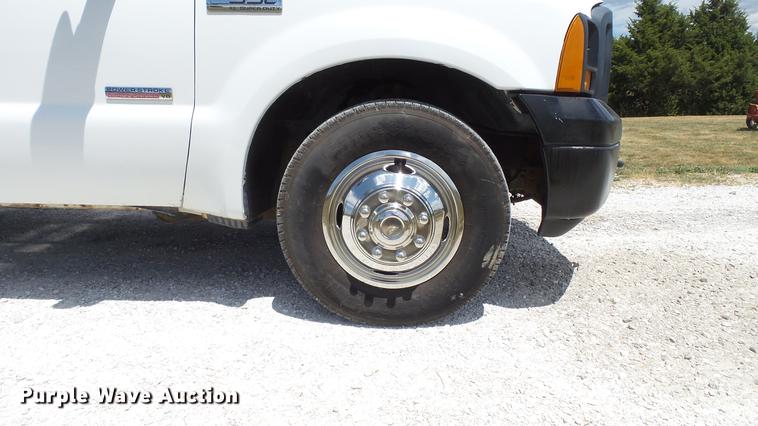 image for item DD7297 2006 Ford F350 Super Duty XL utility bed pickup truck