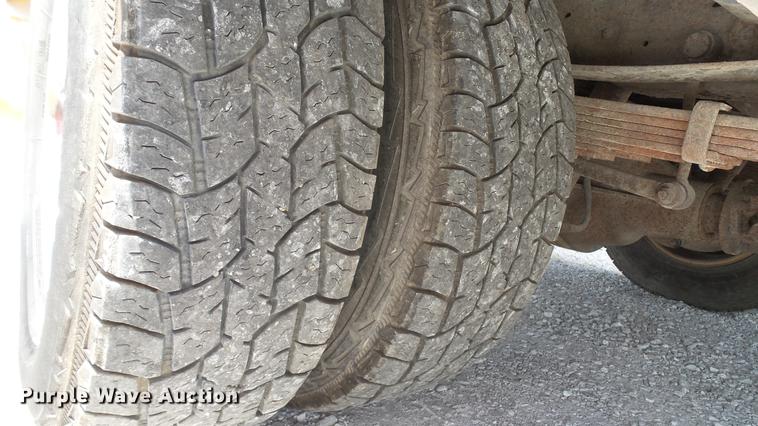 image for item DD7297 2006 Ford F350 Super Duty XL utility bed pickup truck