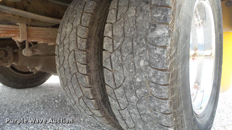 image for item DD7297 2006 Ford F350 Super Duty XL utility bed pickup truck