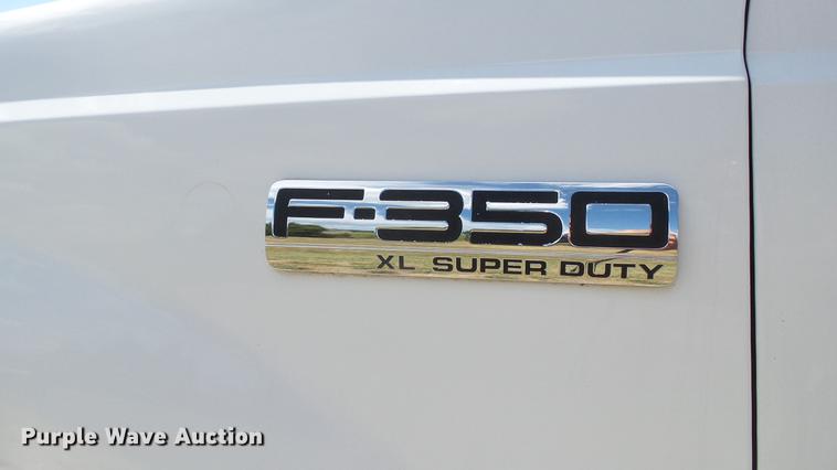 image for item DD7297 2006 Ford F350 Super Duty XL utility bed pickup truck