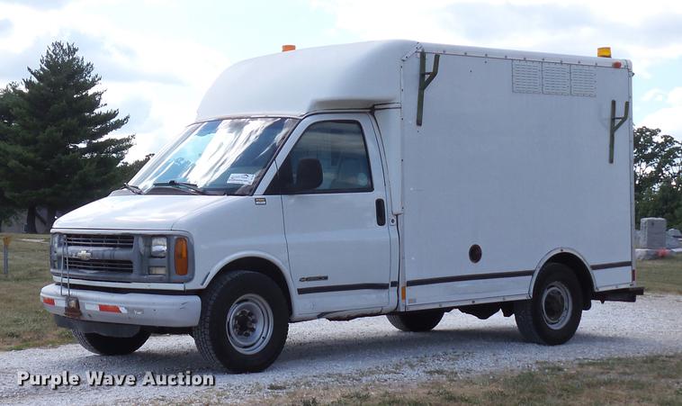 image for item DD7299 1999 Chevrolet Express 3500 Cargo box truck
