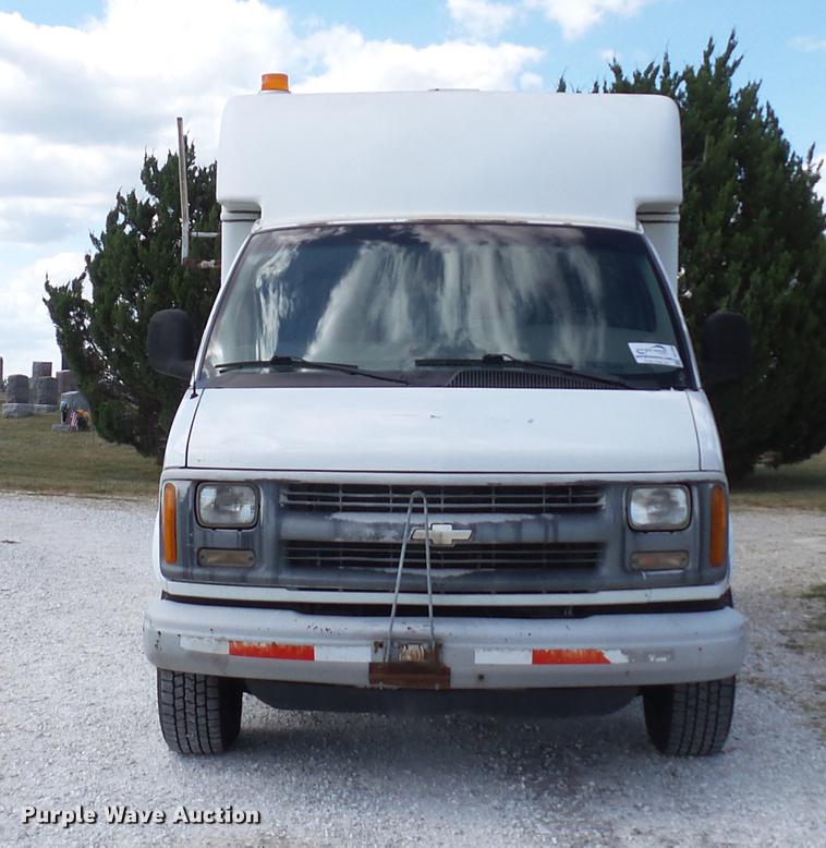 image for item DD7299 1999 Chevrolet Express 3500 Cargo box truck