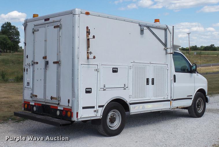 image for item DD7299 1999 Chevrolet Express 3500 Cargo box truck