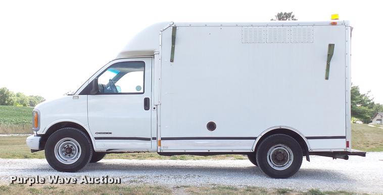 image for item DD7299 1999 Chevrolet Express 3500 Cargo box truck