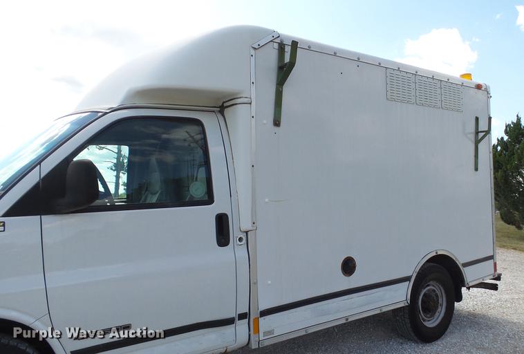 image for item DD7299 1999 Chevrolet Express 3500 Cargo box truck