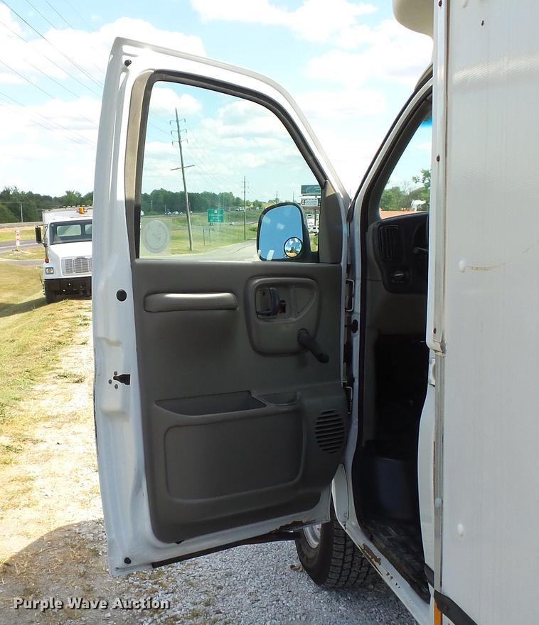 image for item DD7299 1999 Chevrolet Express 3500 Cargo box truck