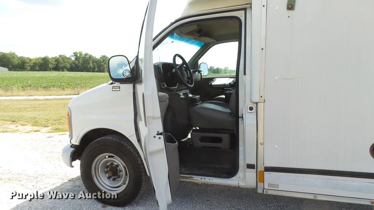image for item DD7299 1999 Chevrolet Express 3500 Cargo box truck