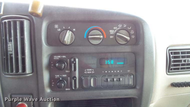 image for item DD7299 1999 Chevrolet Express 3500 Cargo box truck