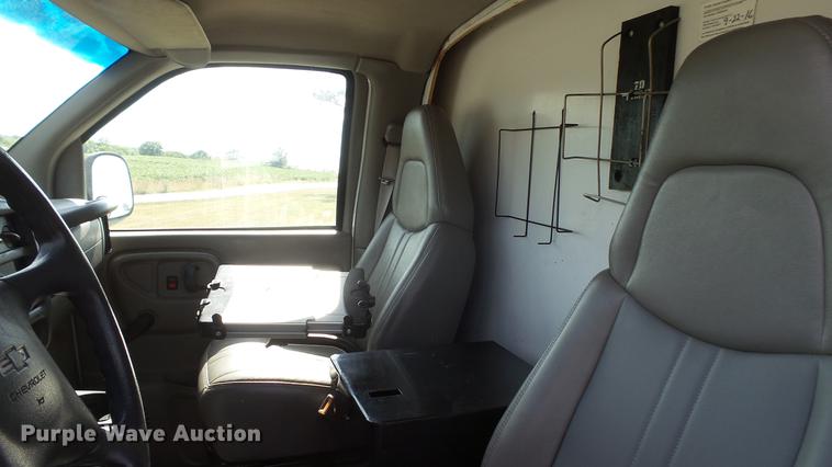 image for item DD7299 1999 Chevrolet Express 3500 Cargo box truck