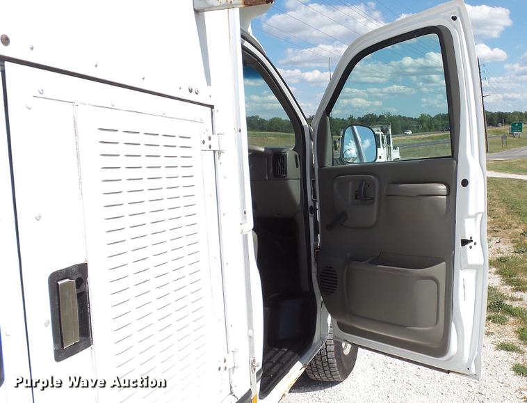 image for item DD7299 1999 Chevrolet Express 3500 Cargo box truck