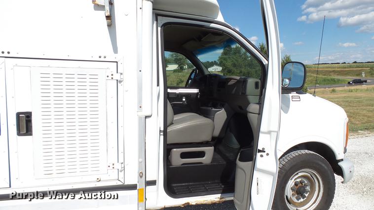 image for item DD7299 1999 Chevrolet Express 3500 Cargo box truck