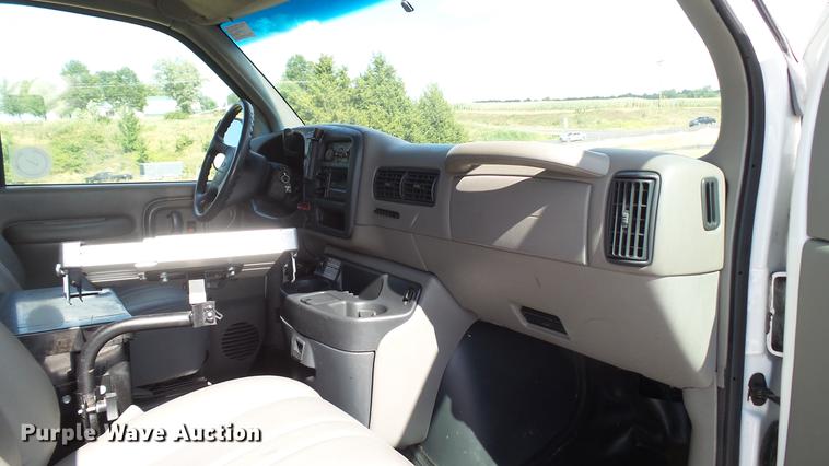 image for item DD7299 1999 Chevrolet Express 3500 Cargo box truck