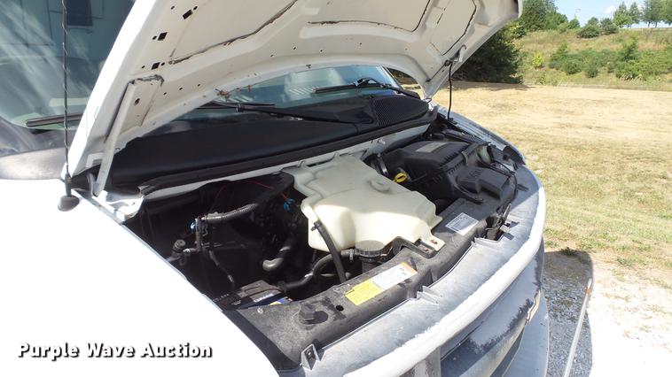 image for item DD7299 1999 Chevrolet Express 3500 Cargo box truck