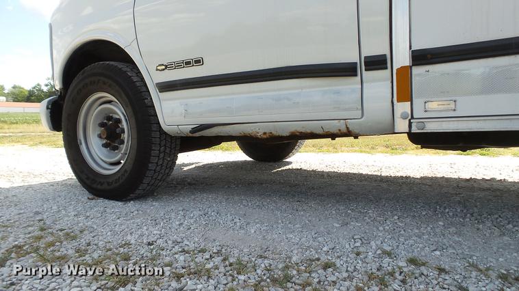 image for item DD7299 1999 Chevrolet Express 3500 Cargo box truck