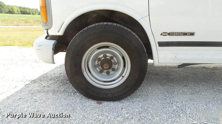 image for item DD7299 1999 Chevrolet Express 3500 Cargo box truck