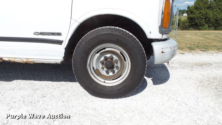 image for item DD7299 1999 Chevrolet Express 3500 Cargo box truck
