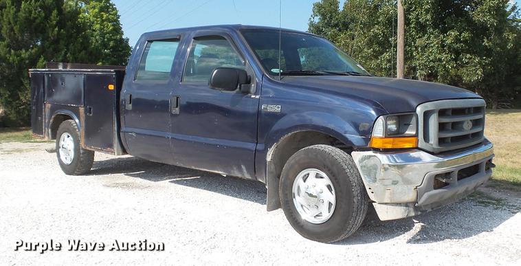 image for item DD7337 2001 Ford F250 Super Duty XL Crew Cab utility bed pickup truck