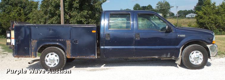 image for item DD7337 2001 Ford F250 Super Duty XL Crew Cab utility bed pickup truck