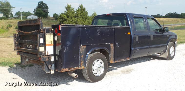 image for item DD7337 2001 Ford F250 Super Duty XL Crew Cab utility bed pickup truck