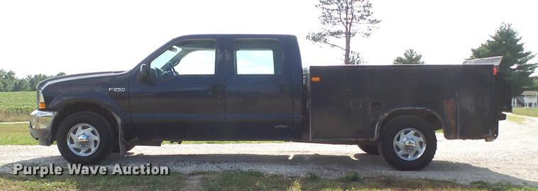 image for item DD7337 2001 Ford F250 Super Duty XL Crew Cab utility bed pickup truck