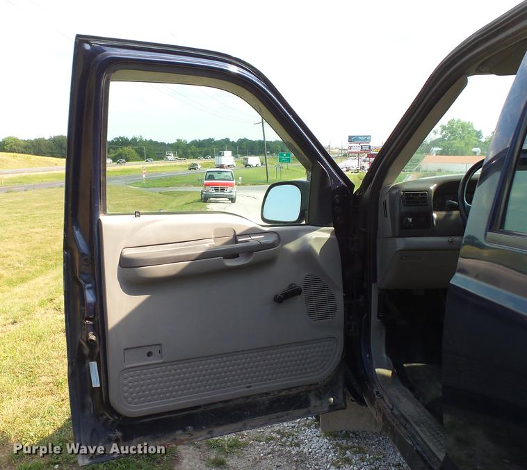 image for item DD7337 2001 Ford F250 Super Duty XL Crew Cab utility bed pickup truck