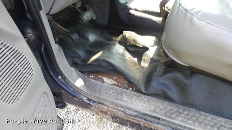 image for item DD7337 2001 Ford F250 Super Duty XL Crew Cab utility bed pickup truck