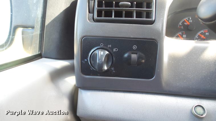 image for item DD7337 2001 Ford F250 Super Duty XL Crew Cab utility bed pickup truck