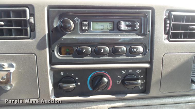 image for item DD7337 2001 Ford F250 Super Duty XL Crew Cab utility bed pickup truck