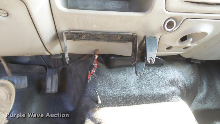 image for item DD7337 2001 Ford F250 Super Duty XL Crew Cab utility bed pickup truck