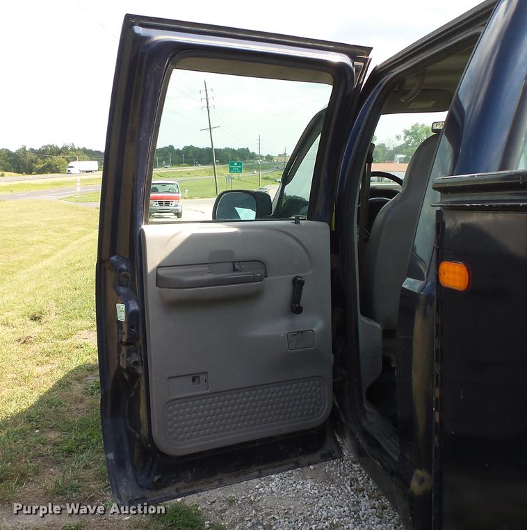 image for item DD7337 2001 Ford F250 Super Duty XL Crew Cab utility bed pickup truck