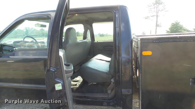 image for item DD7337 2001 Ford F250 Super Duty XL Crew Cab utility bed pickup truck