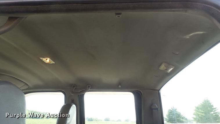 image for item DD7337 2001 Ford F250 Super Duty XL Crew Cab utility bed pickup truck