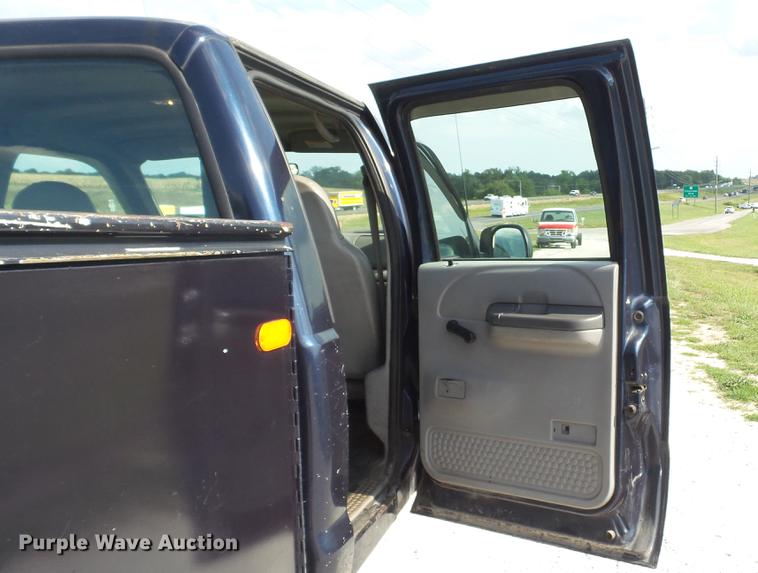 image for item DD7337 2001 Ford F250 Super Duty XL Crew Cab utility bed pickup truck