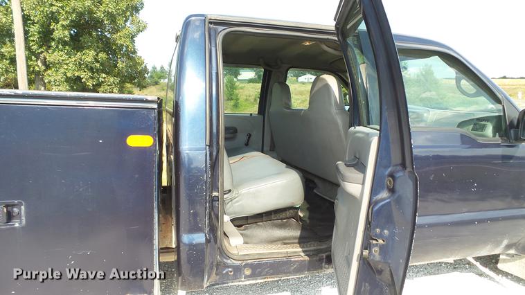 image for item DD7337 2001 Ford F250 Super Duty XL Crew Cab utility bed pickup truck