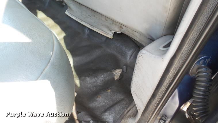 image for item DD7337 2001 Ford F250 Super Duty XL Crew Cab utility bed pickup truck