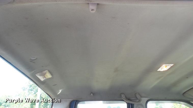 image for item DD7337 2001 Ford F250 Super Duty XL Crew Cab utility bed pickup truck