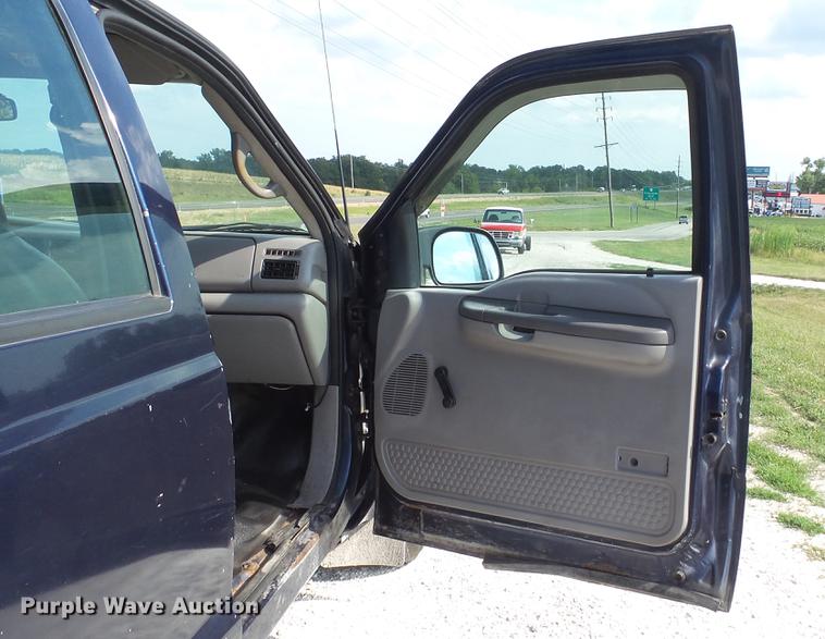 image for item DD7337 2001 Ford F250 Super Duty XL Crew Cab utility bed pickup truck