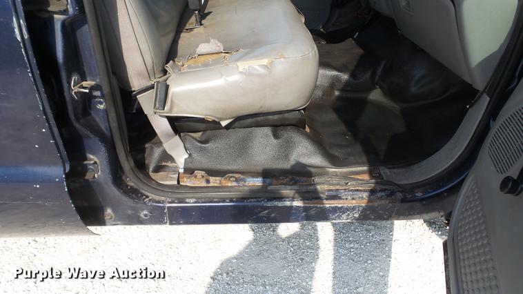 image for item DD7337 2001 Ford F250 Super Duty XL Crew Cab utility bed pickup truck