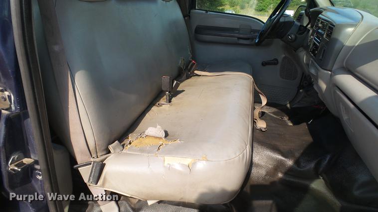 image for item DD7337 2001 Ford F250 Super Duty XL Crew Cab utility bed pickup truck