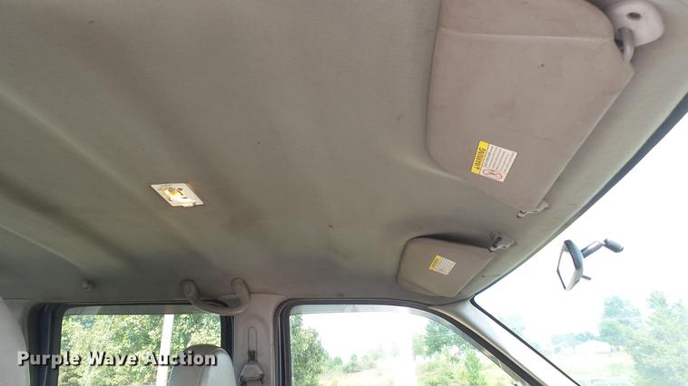 image for item DD7337 2001 Ford F250 Super Duty XL Crew Cab utility bed pickup truck