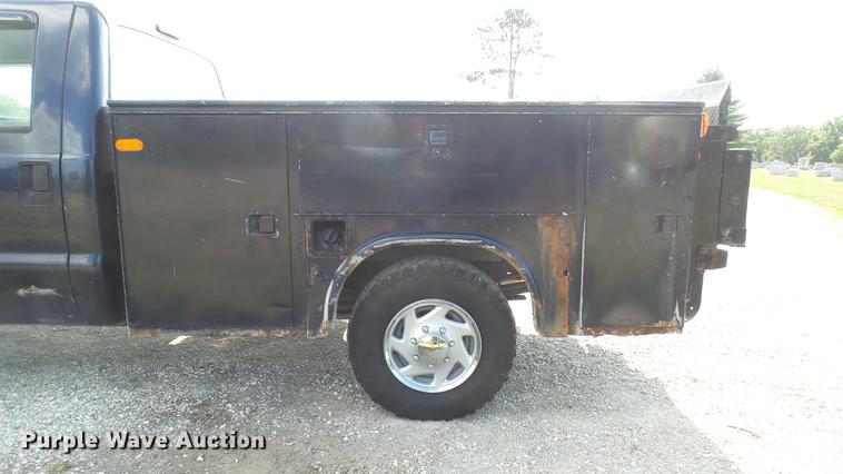 image for item DD7337 2001 Ford F250 Super Duty XL Crew Cab utility bed pickup truck