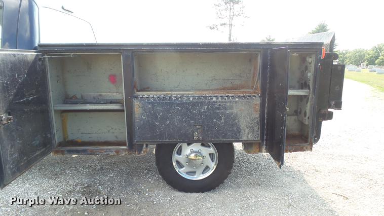 image for item DD7337 2001 Ford F250 Super Duty XL Crew Cab utility bed pickup truck