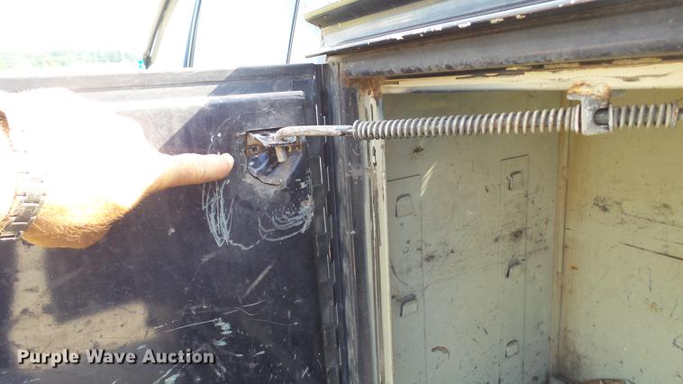 image for item DD7337 2001 Ford F250 Super Duty XL Crew Cab utility bed pickup truck