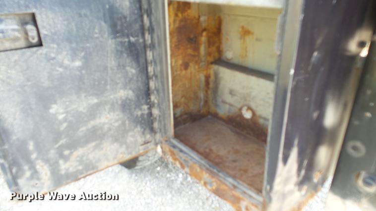 image for item DD7337 2001 Ford F250 Super Duty XL Crew Cab utility bed pickup truck