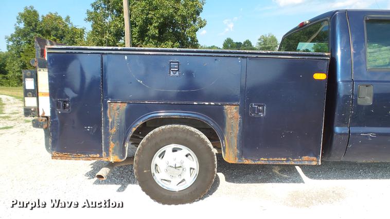 image for item DD7337 2001 Ford F250 Super Duty XL Crew Cab utility bed pickup truck